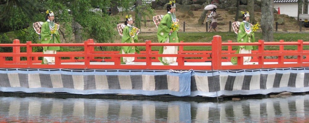 NARA - Todaiji - Podium sur l'eau et danseurs